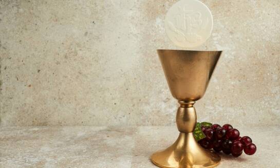 Jak bezpiecznie przechowywać medalik na komunię dla chłopca?