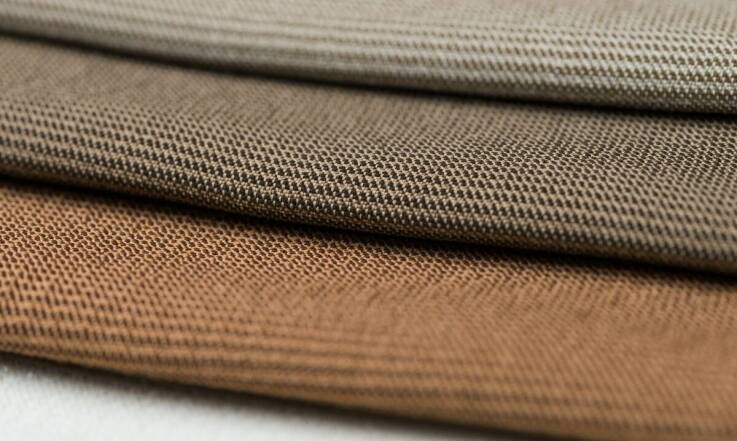 Wybór materiałów do produkcji koszul: co gwarantuje komfort noszenia