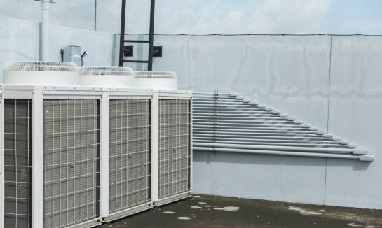 Rola klimatyzacji w zarządzaniu temperaturą w obiektach przemysłowych