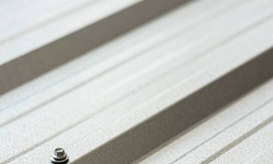 Wyłaz dachowy ocieplany a komfort termiczny poddasza