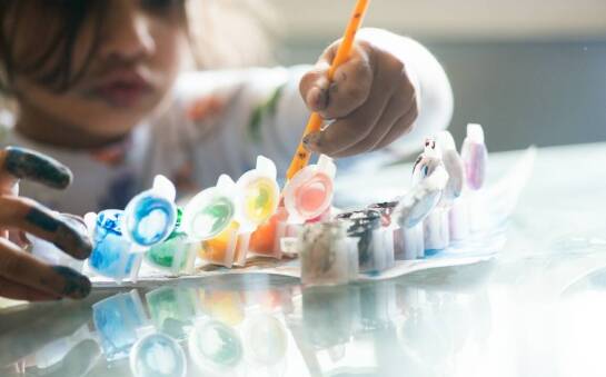 Jak interpretacje baśni za pomocą piasku wpływają na emocje widzów?