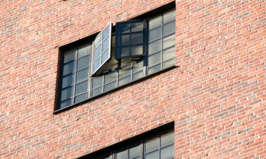 Odporność parapetów stalowych na uszkodzenia mechaniczne – co warto wiedzieć?