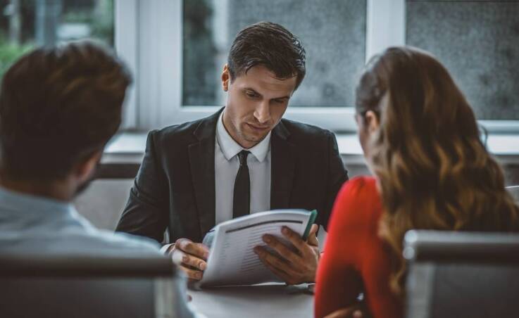 Jak adwokat wspiera w ustalaniu opieki nad dziećmi po rozwodzie?