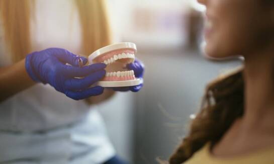 Jakie są korzyści z regularnych przeglądów stomatologicznych dla ogólnego zdrowia jamy ustnej?