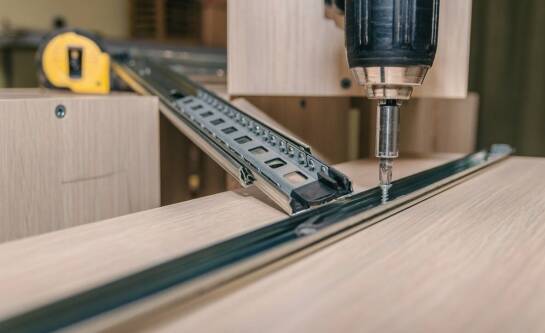 Jak dobrać odpowiednie systemy przesuwne do szaf i garderób