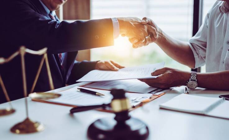 Jak radca prawny pomaga w sprawach dotyczących prawa karnego?