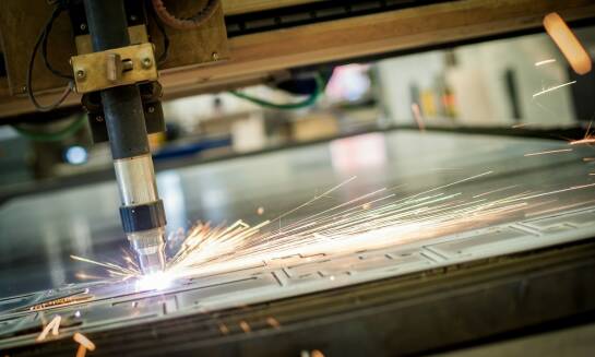 Wpływ małej szerokości cięcia na efektywność produkcji metali