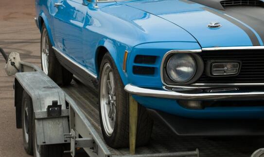 Zasady bezpiecznego przewozu aut lawetą – co warto wiedzieć?