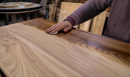 Rola papieru lakierniczego w procesach renowacyjnych i konserwacyjnych