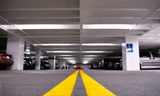 Jak bezpiecznie zaparkować samochód na parkingu przy lotnisku Chopina?