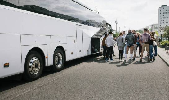 Wybór odpowiedniego przewoźnika na kolonie: co wziąć pod uwagę?