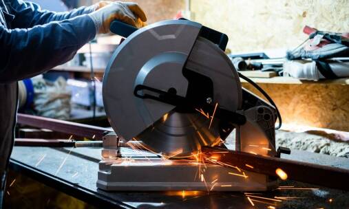 Jakie korzyści płyną z użycia zaawansowanych urządzeń do cięcia metali?