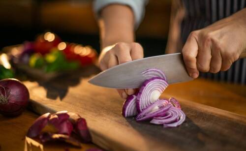 Jakie cechy wyróżniają ekskluzywne komplety noży kuchennych?