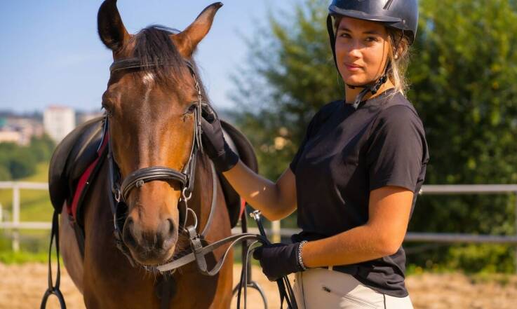 Jakie są zalety korzystania z krytych i otwartych ujeżdżalni w treningu koni?