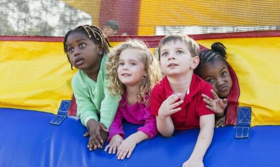 Dmuchańce na wynajem: co warto wiedzieć o atestach i bezpieczeństwie?