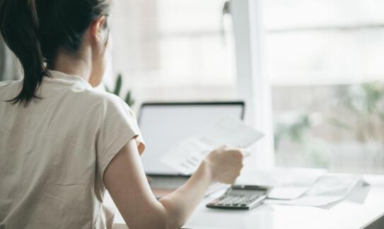 Współpraca z pośrednikami ubezpieczeniowymi – jakie korzyści oferuje doradca?