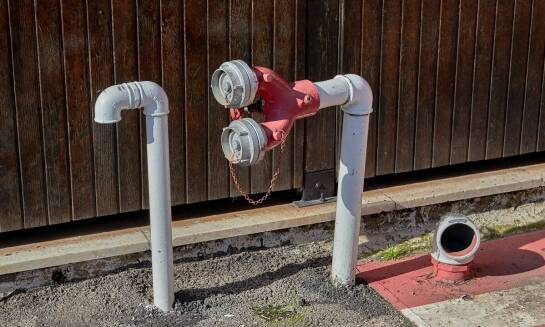 Hydranty wewnętrzne i zewnętrzne – różnice w procesie legalizacji