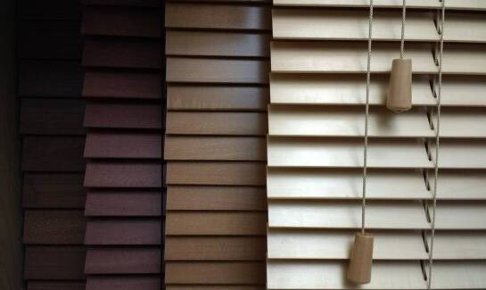 Rolety materiałowe – jakie tkaniny są najlepsze do sypialni?