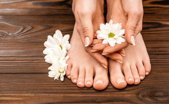 Jakie korzyści przynosi pedicure dla kondycji paznokci?