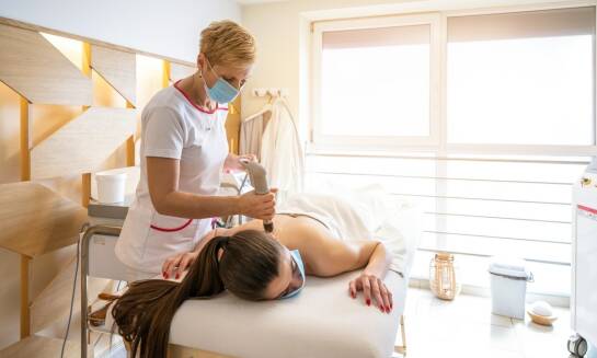 Wpływ fali uderzeniowej na redukcję dolegliwości bólowych w przypadku zapalenia powięzi