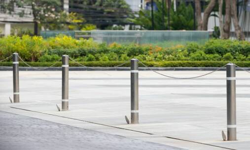 Transport słupków betonowych parkingowych – co warto wiedzieć przed zakupem?