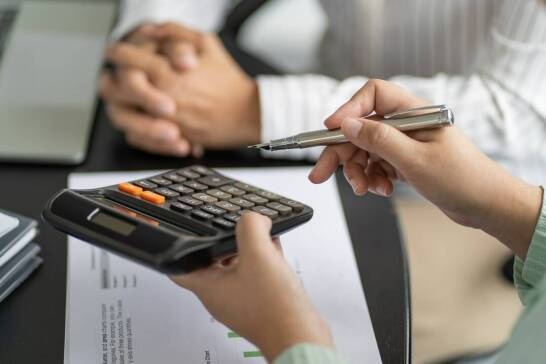 Kredyt pod kontrakt a ryzyko finansowe – jakie strategie minimalizacji stosować?