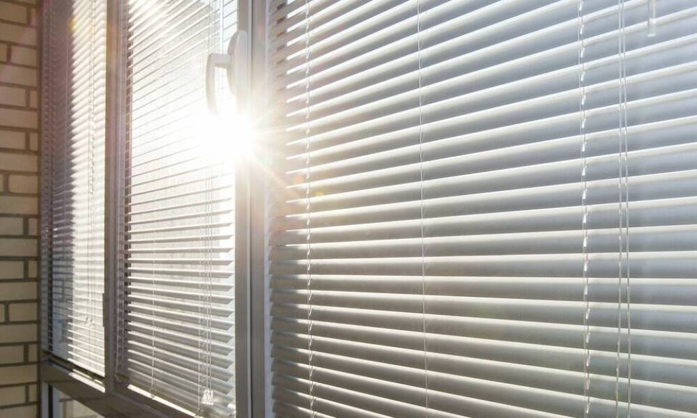 Zastosowanie osłon okiennych a komfort cieplny w budynku