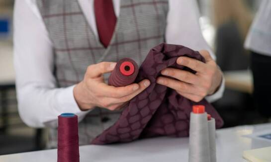 Jakie techniki personalizacji wpływają na funkcjonalność odzieży skórzanej?