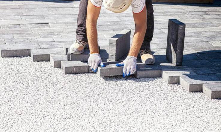 Remonty nawierzchni brukowej – jak przebiega współpraca z brukarzem Poznań?