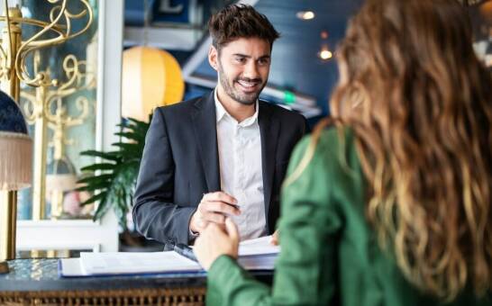 Jak płatności ratalne ułatwiają korzystanie z ofert najlepszych biur podróży podlaskie?