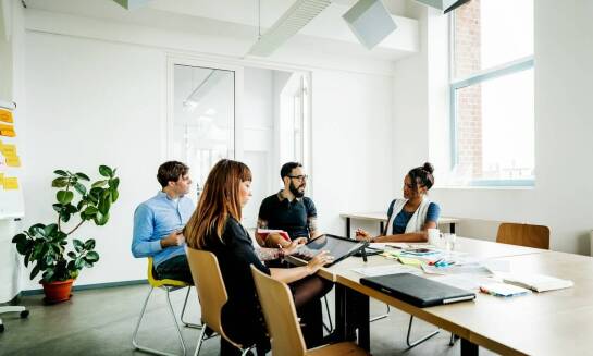 Jak firma rekrutacyjna może pomóc w budowie ścieżek kariery?