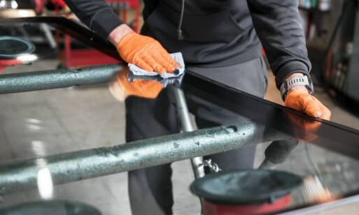 Profesjonalna wymiana szyb samochodowych – co gwarantuje trwałość usługi?