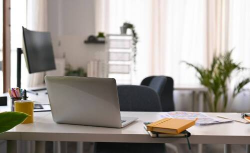 Jak skutecznie zarządzać przechowywaniem dokumentów w firmie?