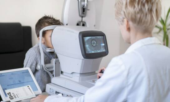 W jaki sposób Optyk pod Lipami realizuje badania wzroku?