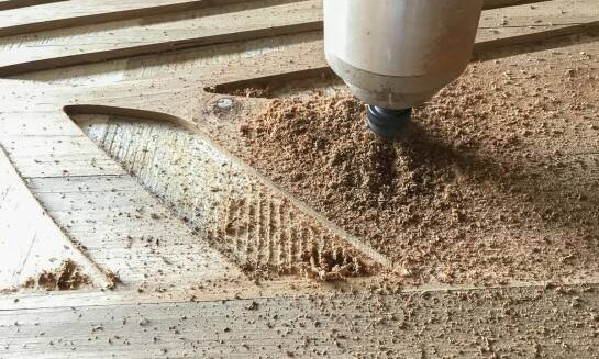 Frezowanie CNC w produkcji mebli – kluczowe zalety dla klienta