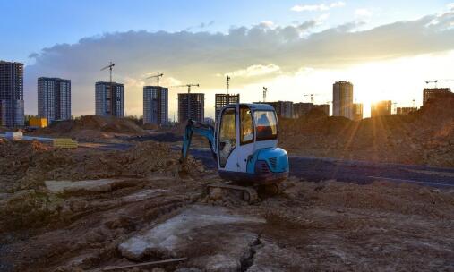 Wykopy pod fundamenty – jak nowoczesny sprzęt wpływa na precyzję wykonania?