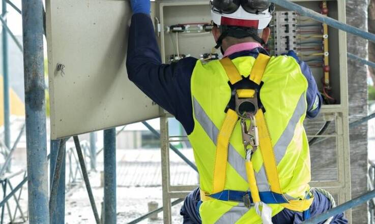 Rola operatorów w zapewnieniu bezpieczeństwa przy pracy z podnośnikami koszowymi