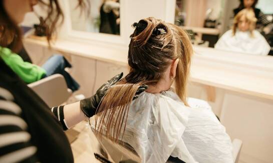 Jakie korzyści przynosi nanoplastia oferowana przez fryzjera w Łodzi?