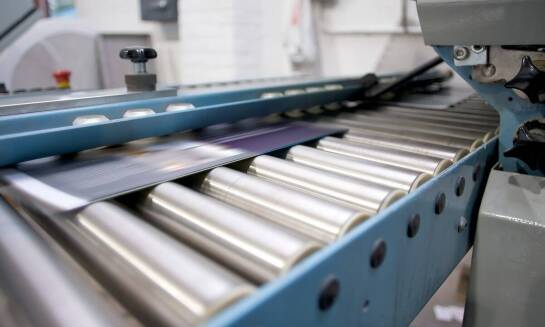 Jak kontrola jakości wpływa na niezawodność tabliczek znamionowych?