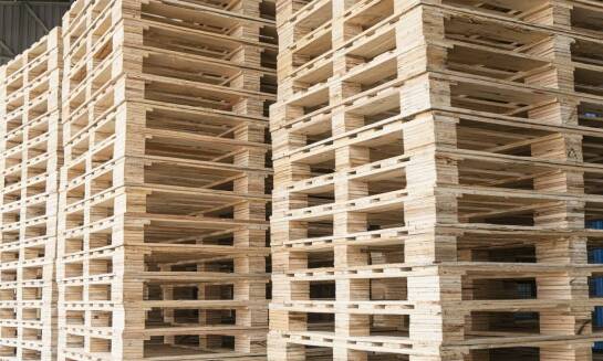 Zastosowanie drewna paletowego w różnych sektorach budownictwa