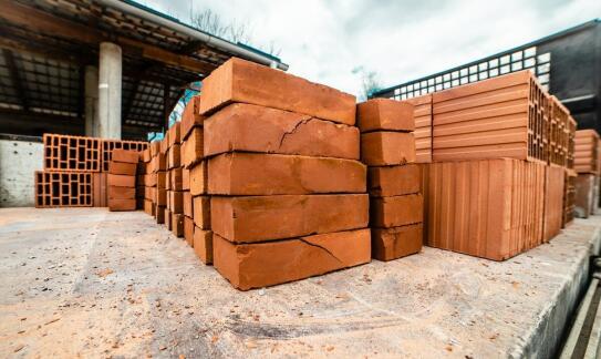 Zalety stosowania cegły pełnej na komin w renowacjach budynków