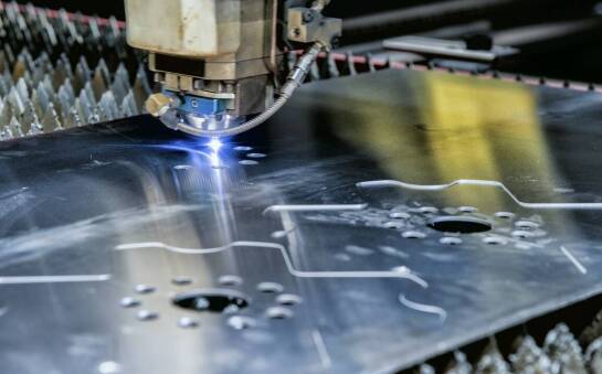 Jakie są kluczowe zalety obróbek blacharskich w kontekście trwałości konstrukcji?