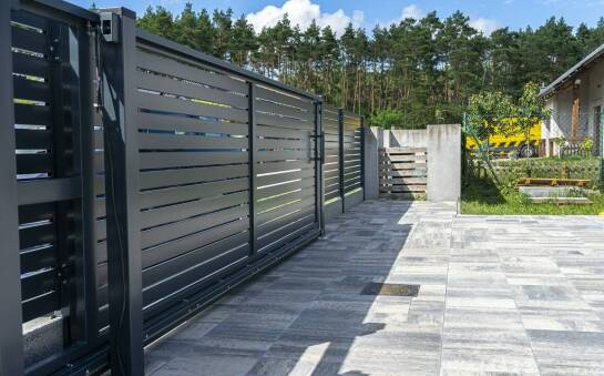 Dostosowanie bramy ogrodzeniowej do stylu architektonicznego budynku