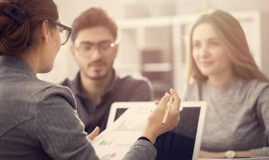 Kalkulacja kredytu hipotecznego: Rola doradcy w procesie decyzyjnym