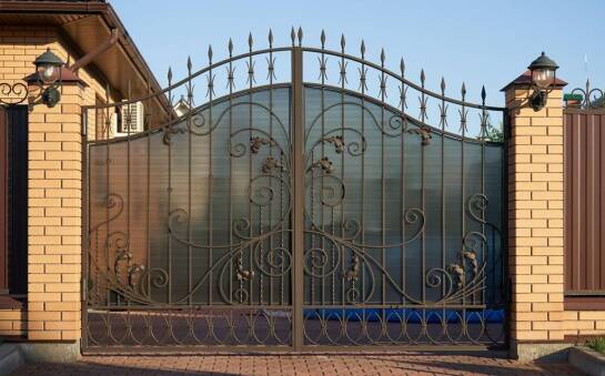 Wpływ bram ogrodzeniowych na bezpieczeństwo i estetykę działki