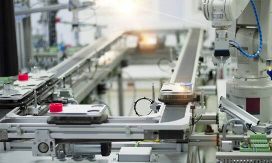 Jak aplikatory etykiet samoprzylepnych pomagają w śledzeniu partii produkcyjnych?