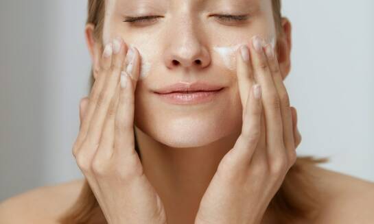 Jak dbać o skórę po zabiegu czyszczenia twarzy, by utrzymać efekty na dłużej?