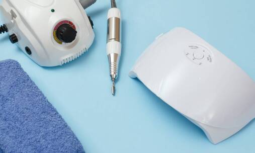 Lampa do hybryd i jej rola w procesie utwardzania lakieru