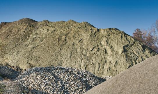 Jakie są kluczowe zalety stosowania pospółki w budownictwie przemysłowym?