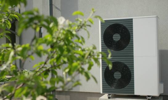 Jak hydraulik skierniewice może pomóc w oszczędności energii w domu?